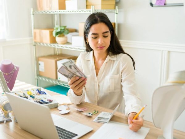 How Does Trading 212 Make Money and Stay Profitable